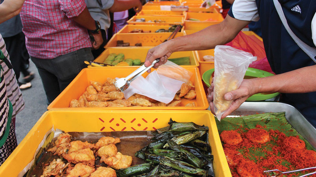 Food market at a Ramadan bazaar in Malaysia. Photo courtesy of Mireia Triguero Roura